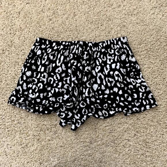 Lulu's Yana black & white animal print shorts size M - Picture 2 of 6